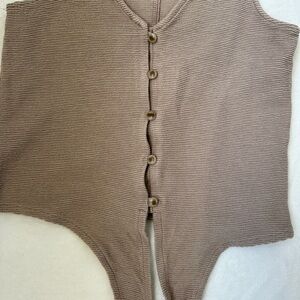 Sleeveless blouse with buttons on the front and two straps to tie
